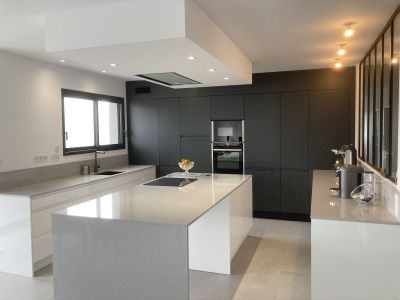 Cuisine contemporaine avec îlot central dans une maison sur mesure Maisons Limousines